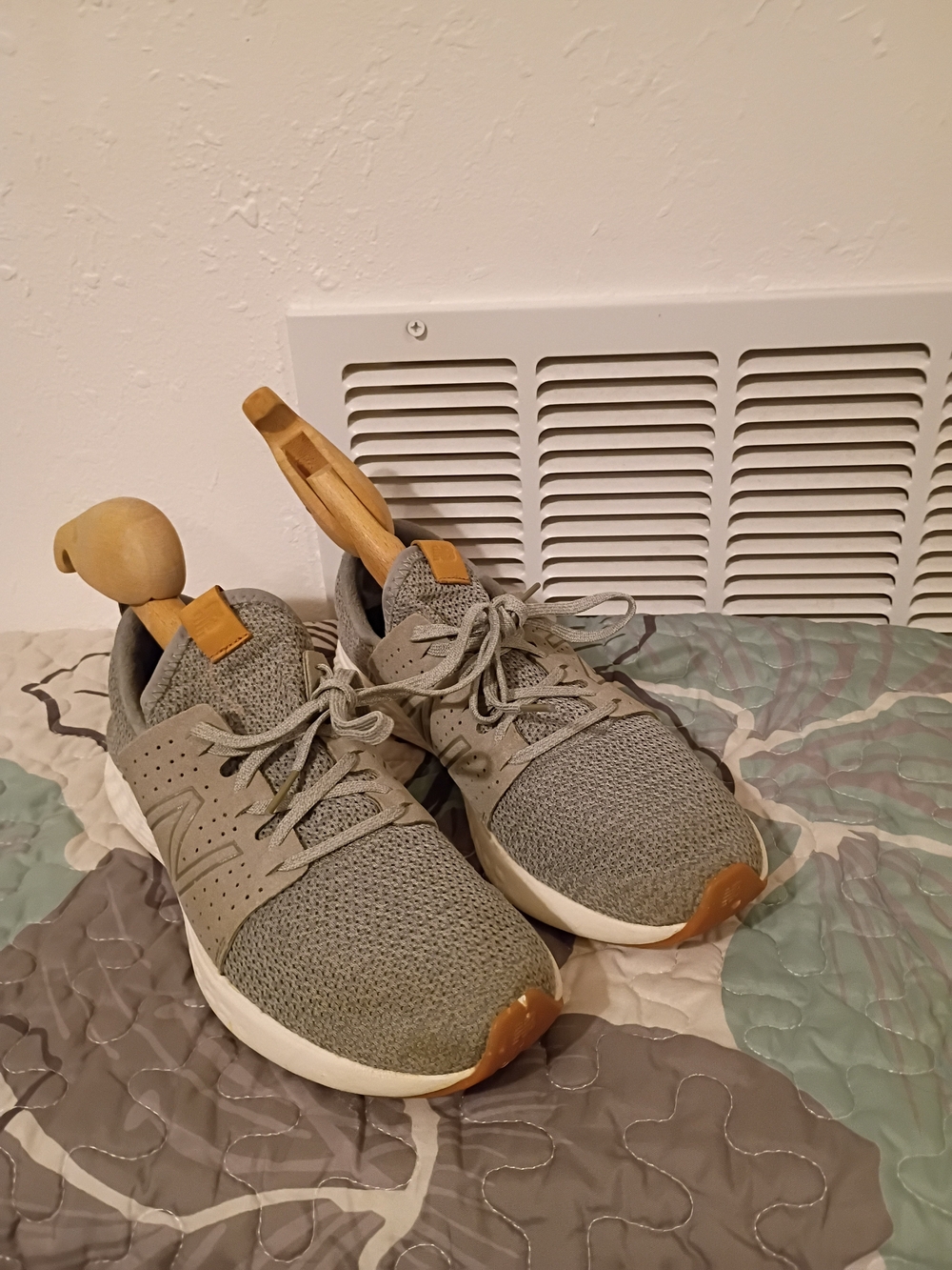 New Balance Fresh Foam Cruz sneakers feature a light green knitted upper.size 10
